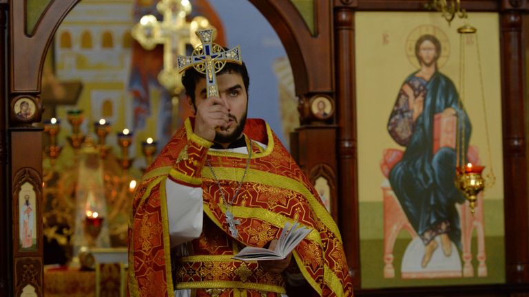 Отец Сергий во время пасхальной службы в церкви Михаила Архангела в Грозном Отец Сергий во время пасхальной службы в церкви Михаила Архангела в Грозном