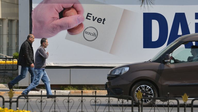 Агитационный плакат с надписью Evet (Да) на одной из улиц Стамбула. В Турции проходит референдум по поправкам в Конституцию, предусматривающих переход на президентскую систему правления Агитационный плакат с надписью Evet (Да) на одной из улиц Стамбула. В Турции проходит референдум по поправкам в Конституцию, предусматривающих переход на президентскую систему правления