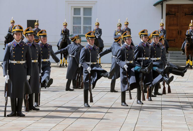 Военнослужащие Президентского полка во время первой в этом году церемонии развода пеших и конных караулов на Соборной площади Московского Кремля Военнослужащие Президентского полка во время первой в этом году церемонии развода пеших и конных караулов на Соборной площади Московского Кремля