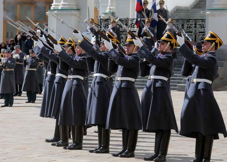 Военнослужащие Президентского полка во время первой в этом году церемонии развода пеших и конных караулов на Соборной площади Московского Кремля Военнослужащие Президентского полка во время первой в этом году церемонии развода пеших и конных караулов на Соборной площади Московского Кремля