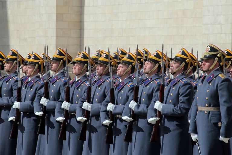 Военнослужащие Президентского полка во время первой в этом году церемонии развода пеших и конных караулов на Соборной площади Московского Кремля Военнослужащие Президентского полка во время первой в этом году церемонии развода пеших и конных караулов на Соборной площади Московского Кремля