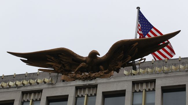 Флаг США над зданием американского посольства в Лондоне Флаг США над зданием американского посольства в Лондоне