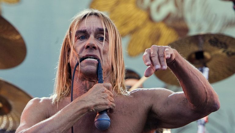 Американский певец Игги Поп во время выступления на фестивале Isle of Wight 2008 в Ньюпорте, Англия Американский певец Игги Поп во время выступления на фестивале Isle of Wight 2008 в Ньюпорте, Англия