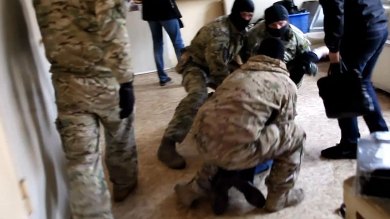 Кадры спецоперации ФСБ и МВД РФ по задержанию контрабанды оружия из ЕС и Украины Кадры спецоперации ФСБ и МВД РФ по задержанию контрабанды оружия из ЕС и Украины
