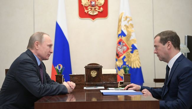 Президент РФ Владимир Путин и председатель правительства РФ Дмитрий Медведев во время встречи. 17 апреля 2017 Президент РФ Владимир Путин и председатель правительства РФ Дмитрий Медведев во время встречи. 17 апреля 2017