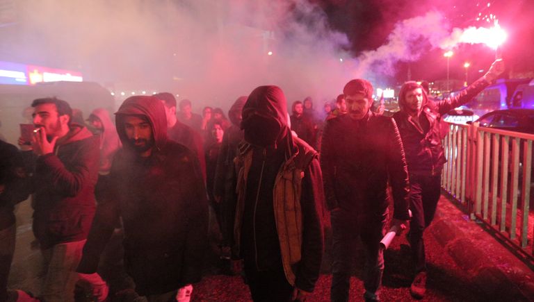 Тысячи протестующих против результатов референдума в Турции вышли на улицы Стамбула. 17 апреля 2017 года Тысячи протестующих против результатов референдума в Турции вышли на улицы Стамбула. 17 апреля 2017 года