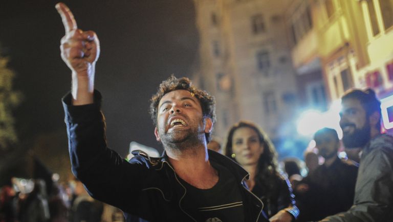 Антиправительственные демонстранты во время акции протеста после референдума. Турция, 17 апреля 2017 Антиправительственные демонстранты во время акции протеста после референдума. Турция, 17 апреля 2017