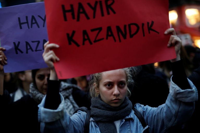 Антиправительственные демонстранты во время акции протеста после референдума. Турция, 17 апреля 2017