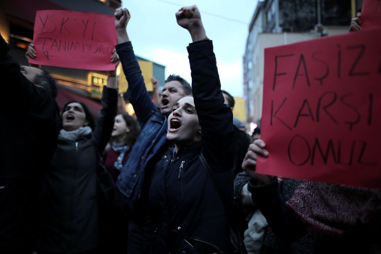 Антиправительственные демонстранты во время акции протеста после референдума. Турция, 17 апреля 2017