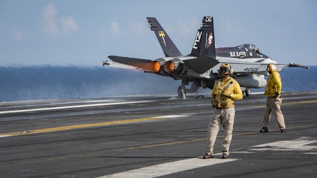 Взлет истребителя-бомбардировщика F/A-18 с палубы авианосца ВМС США Карл Винсон. 12 апреля 2017 Взлет истребителя-бомбардировщика F/A-18 с палубы авианосца ВМС США Карл Винсон. 12 апреля 2017