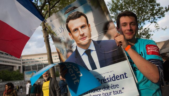 Сторонник кандидата на пост президента Франции, лидера движения Вперёд! (En Marche) Эммануэля Макрона Сторонник кандидата на пост президента Франции, лидера движения Вперёд! (En Marche) Эммануэля Макрона