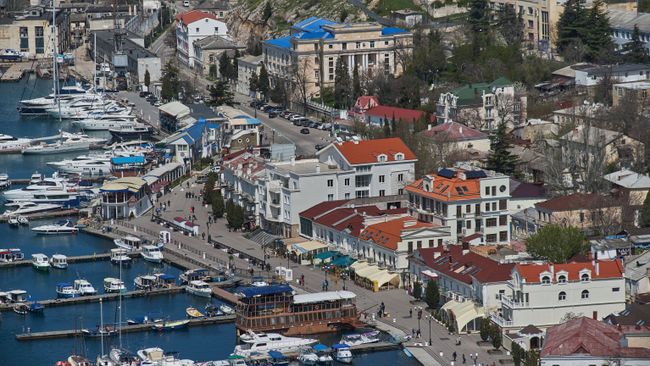 Вид на бухту в Балаклаве с генуэзской крепости Чембало. Архивное фото Вид на бухту в Балаклаве с генуэзской крепости Чембало. Архивное фото