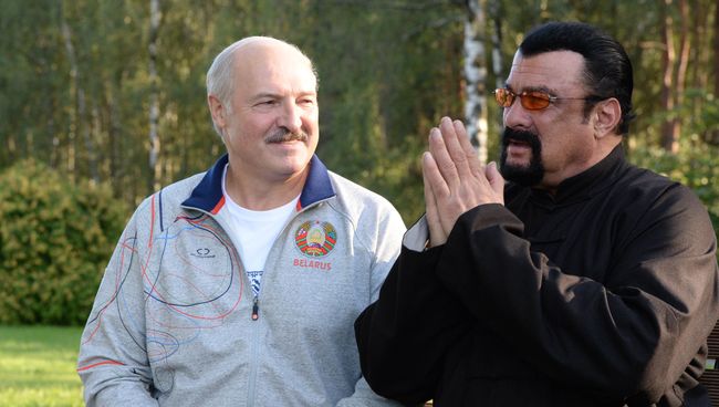 Президент Белоруссии Александр Лукашенко встретился с американским актером Стивеном Сигалом в президентской резиденции Дрозды под Минском. 24 августа 2016 Президент Белоруссии Александр Лукашенко встретился с американским актером Стивеном Сигалом в президентской резиденции Дрозды под Минском. 24 августа 2016