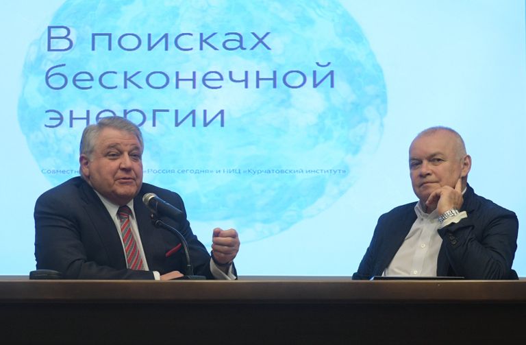Генеральный директор МИА Россия сегодня Дмитрий Киселев и президент НИЦ Курчатовский институт Михаил Ковальчук во время подписания соглашения о сотрудничестве. 18 апреля 2017 Генеральный директор МИА Россия сегодня Дмитрий Киселев и президент НИЦ Курчатовский институт Михаил Ковальчук во время подписания соглашения о сотрудничестве. 18 апреля 2017