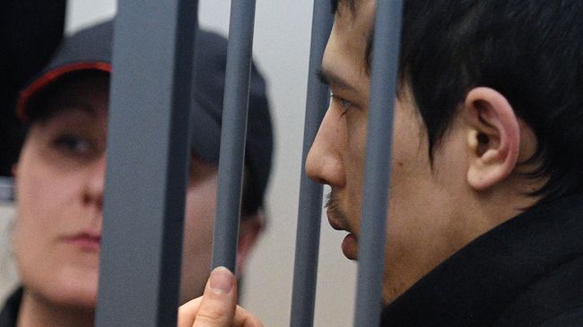 Предполагаемый организатор теракта в метро Петербурга Аброр Азимов на заседании в Басманном суде Москвы Предполагаемый организатор теракта в метро Петербурга Аброр Азимов на заседании в Басманном суде Москвы