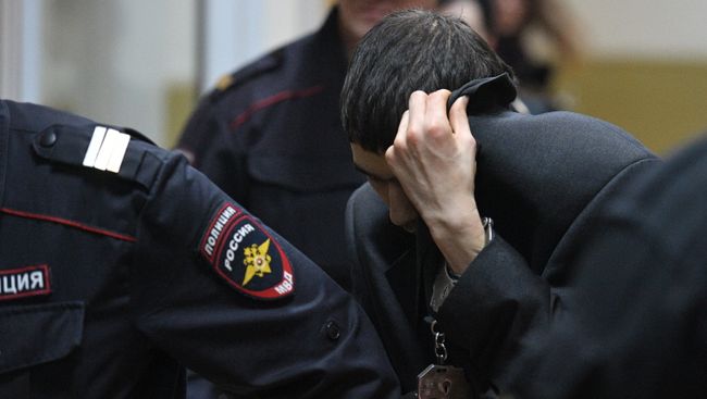 Предполагаемый организатор теракта в метро Петербурга Аброр Азимов после заседания в Басманном суде Москвы Предполагаемый организатор теракта в метро Петербурга Аброр Азимов после заседания в Басманном суде Москвы