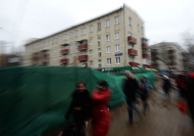 Прохожие идут мимо пятиэтажных жилых домов в районе Измайлово в Москве Прохожие идут мимо пятиэтажных жилых домов в районе Измайлово в Москве