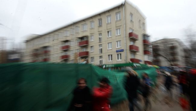 Прохожие идут мимо пятиэтажных жилых домов в районе Измайлово в Москве. Архивное фото Прохожие идут мимо пятиэтажных жилых домов в районе Измайлово в Москве. Архивное фото