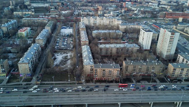 Двухуровневая автомобильная развязка на Волоколамском шоссе в Москве. Архивное фото Двухуровневая автомобильная развязка на Волоколамском шоссе в Москве. Архивное фото