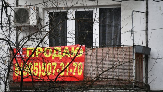 Балкон пятиэтажного жилого дома в районе Кузьминки в Москве. Архивное фото Балкон пятиэтажного жилого дома в районе Кузьминки в Москве. Архивное фото