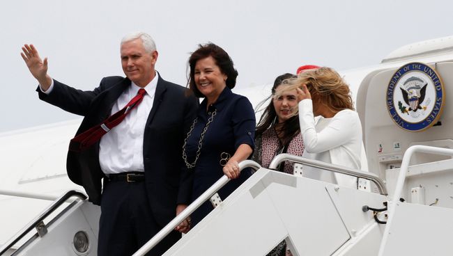 Вице-президент США Майк Пенс во время визита в Японию. 18 апреля 2017 года Вице-президент США Майк Пенс во время визита в Японию. 18 апреля 2017 года