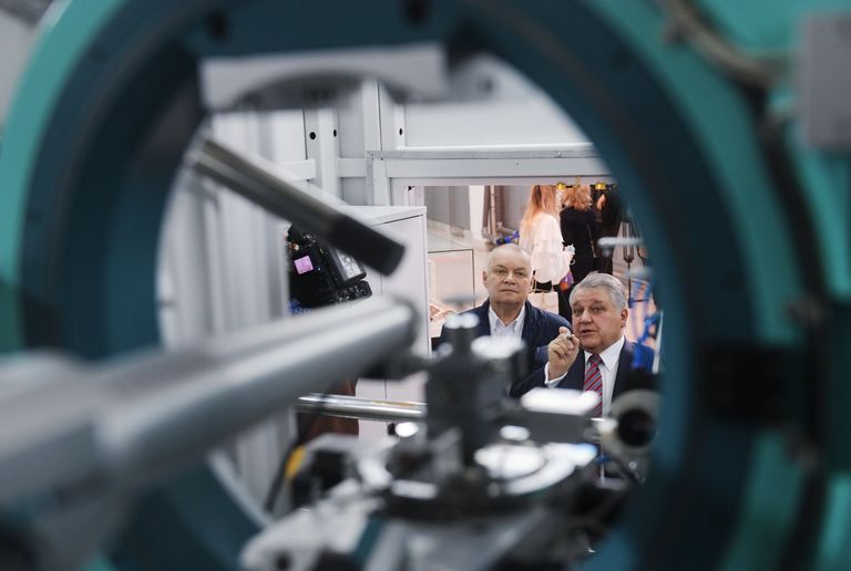 Генеральный директор МИА Россия сегодня Дмитрий Киселев и президент НИЦ Курчатовский институт Михаил Ковальчук во время экскурсии по институту перед подписанием соглашения о сотрудничестве Генеральный директор МИА Россия сегодня Дмитрий Киселев и президент НИЦ Курчатовский институт Михаил Ковальчук во время экскурсии по институту перед подписанием соглашения о сотрудничестве