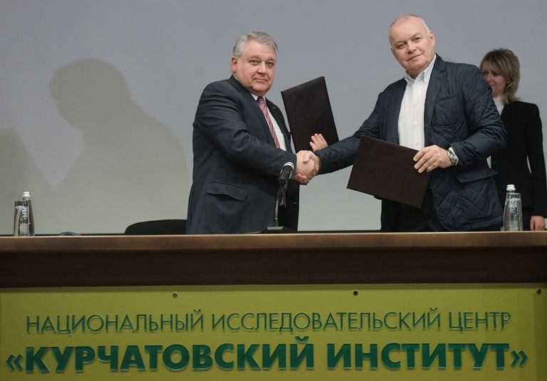 Генеральный директор МИА Россия сегодня Дмитрий Киселев и президент НИЦ Курчатовский институт Михаил Ковальчук во время подписания соглашения о сотрудничестве Генеральный директор МИА Россия сегодня Дмитрий Киселев и президент НИЦ Курчатовский институт Михаил Ковальчук во время подписания соглашения о сотрудничестве