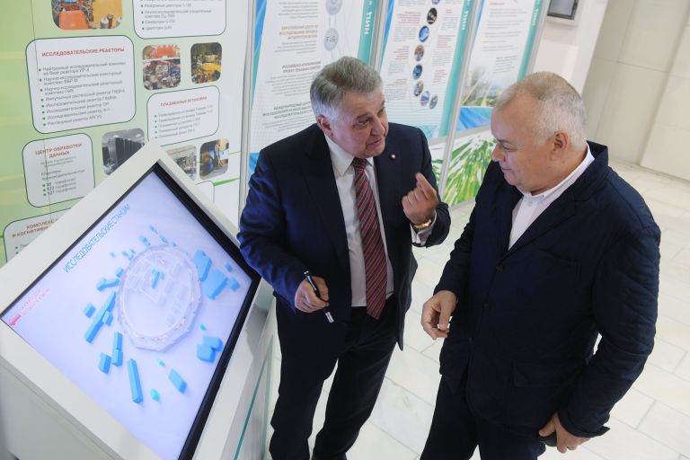 Генеральный директор МИА Россия сегодня Дмитрий Киселев и президент НИЦ Курчатовский институт Михаил Ковальчук во время экскурсии по институту перед подписанием соглашения о сотрудничестве Генеральный директор МИА Россия сегодня Дмитрий Киселев и президент НИЦ Курчатовский институт Михаил Ковальчук во время экскурсии по институту перед подписанием соглашения о сотрудничестве