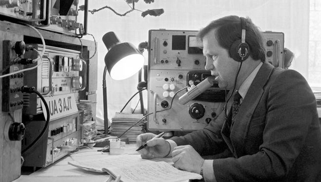 Радиолюбитель Е. Суховерхов во время сеанса радиосвязи Радиолюбитель Е. Суховерхов во время сеанса радиосвязи