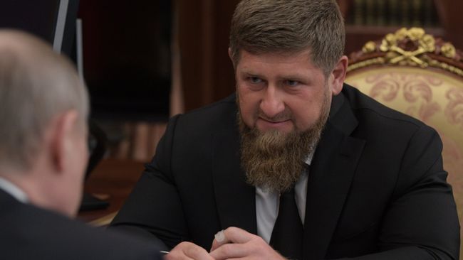 Глава Чеченской Республики Рамзан Кадыров во время встречи с президентом РФ Владимиром Путиным. 19 апреля 2017 Глава Чеченской Республики Рамзан Кадыров во время встречи с президентом РФ Владимиром Путиным. 19 апреля 2017