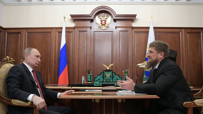 Президент РФ Владимир Путин и глава Чеченской Республики Рамзан Кадыров во время встречи. 19 апреля 2017 Президент РФ Владимир Путин и глава Чеченской Республики Рамзан Кадыров во время встречи. 19 апреля 2017