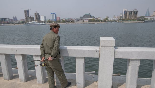 На набережной Тэдонган в Пхеньяне. Архивное фото На набережной Тэдонган в Пхеньяне. Архивное фото