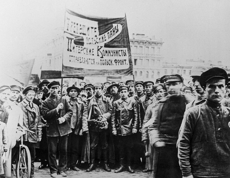 Митинг в поддержку Красной Армии во время Советско-польской войны на территории распавшейся Российской империи. 1920 год 