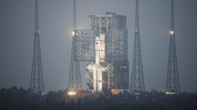 Ракета-носитель Чанчжэн-7 с грузовым космическим кораблем Тяньчжоу-1 на космодроме Вэньчан, Китай Ракета-носитель Чанчжэн-7 с грузовым космическим кораблем Тяньчжоу-1 на космодроме Вэньчан, Китай