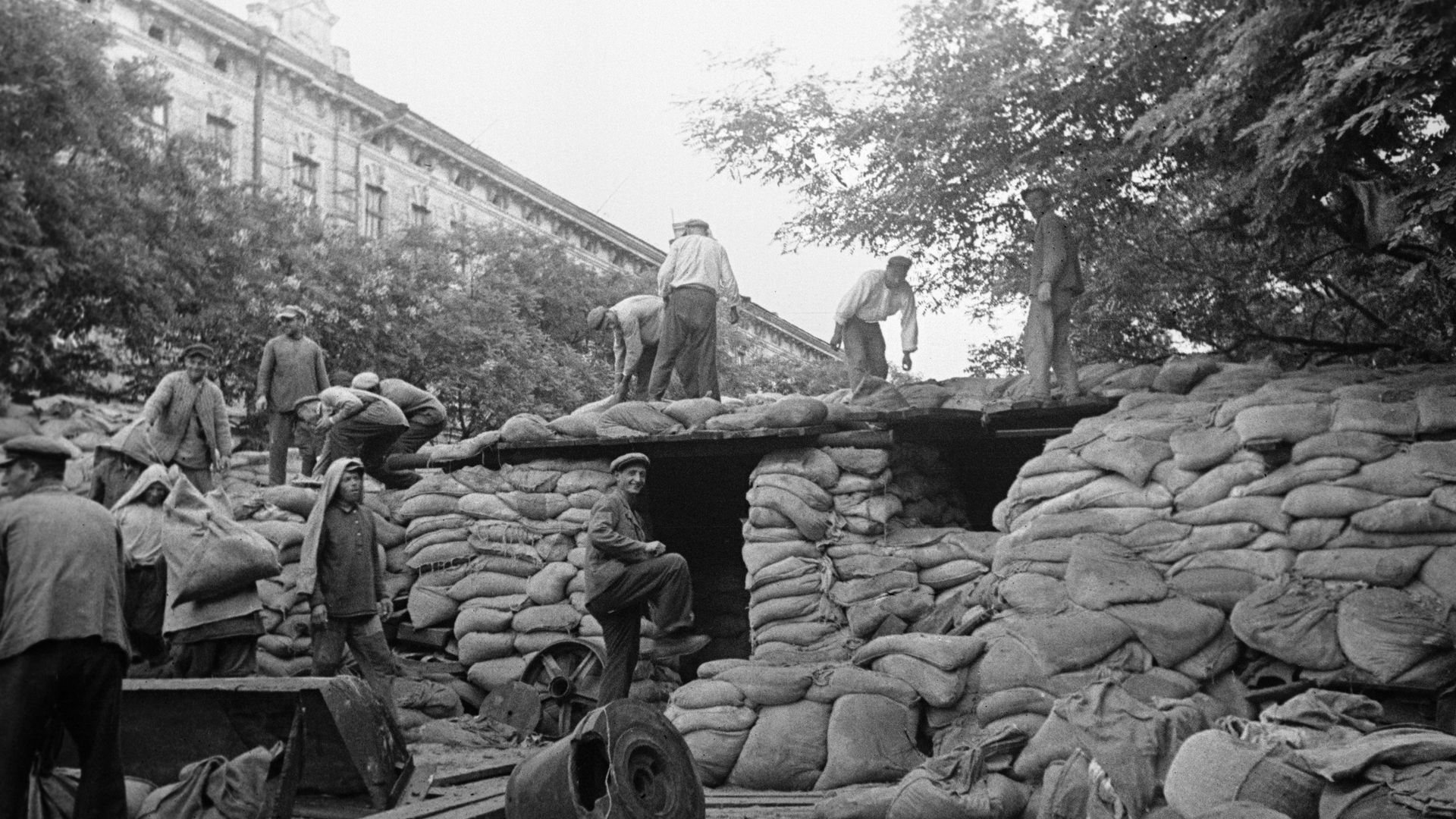 Жители Киева готовятся к обороне. Сентябрь 1941 года Жители Киева готовятся к обороне. Сентябрь 1941 года - РИА Новости, 1920, 23.07.2021