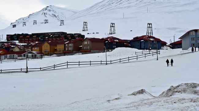Дома норвежского поселка Лонгиербюен на острове Западный Шпицберген
