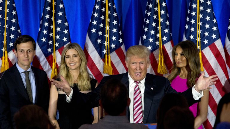 Дональд Трамп с супругой Меланией, дочерью Иванкой и зятем Джаредом Кушнером Дональд Трамп с супругой Меланией, дочерью Иванкой и зятем Джаредом Кушнером