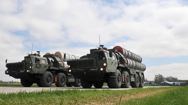 Зенитные ракетные комплексы C-400 во время тренировки парада Победы на военном аэродроме в Ростове-на-Дону. Архивное фото Зенитные ракетные комплексы C-400 во время тренировки парада Победы на военном аэродроме в Ростове-на-Дону. Архивное фото