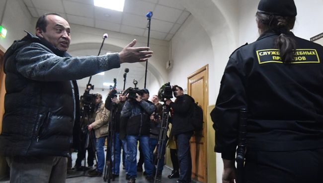 Отец подозреваемого в соучастии в организации теракта в Петербурге Акрама Азимова Ахрал Азимов в Басманном суде Москвы Отец подозреваемого в соучастии в организации теракта в Петербурге Акрама Азимова Ахрал Азимов в Басманном суде Москвы