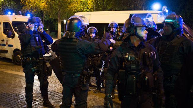 Сотрудники полиции неподалеку от места перестрелки в Париже. Один полицейский погиб, еще один ранен при перестрелке в районе Елисейских полей в Париже
