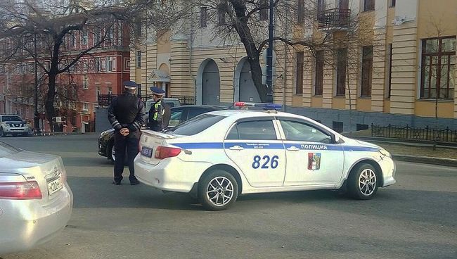 Сотрудники правоохранительных органов на месте нападения на приемную ФСБ в Хабаровске. 21 апреля 2017 Сотрудники правоохранительных органов на месте нападения на приемную ФСБ в Хабаровске. 21 апреля 2017