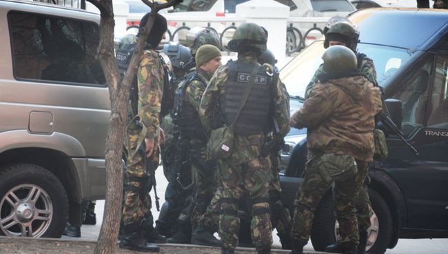 Бойцы СОБРа у здания приемной Управления ФСБ России по Хабаровскому краю, в котором неизвестный открыл огонь по сотрудникам и посетителям. 21 апреля 2017