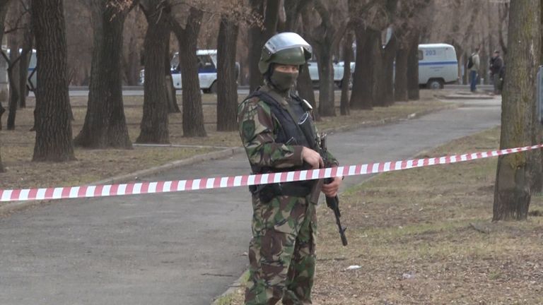 Полицейские оцепили улицу у здания ФСБ в Хабаровске, где произошла стрельба