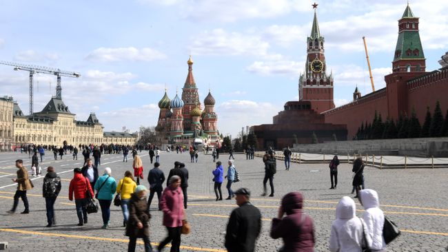 Прохожие на Красной площади в Москве Прохожие на Красной площади в Москве