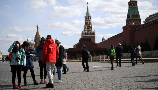 Прохожие на Красной площади в Москве. Архивное фото Прохожие на Красной площади в Москве. Архивное фото