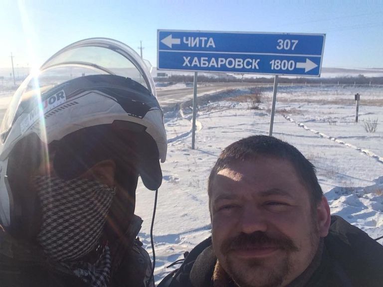 Снять шлем - только на секунду, на время съемки. А обычная экипировка почти полностью закрывает голову и лицо. Снять шлем - только на секунду, на время съемки. А обычная экипировка почти полностью закрывает голову и лицо.