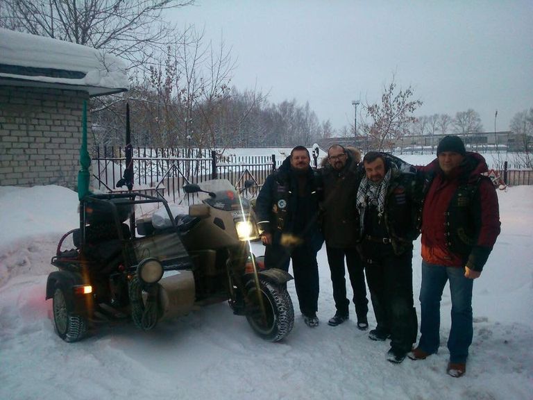 Братание с коллегами по увлечению - неотъемлемая часть байкерских путешествий Братание с коллегами по увлечению - неотъемлемая часть байкерских путешествий