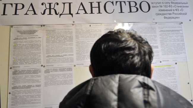 Выдача видов на жительство и разрешений на временное проживание, архивное фото Выдача видов на жительство и разрешений на временное проживание, архивное фото