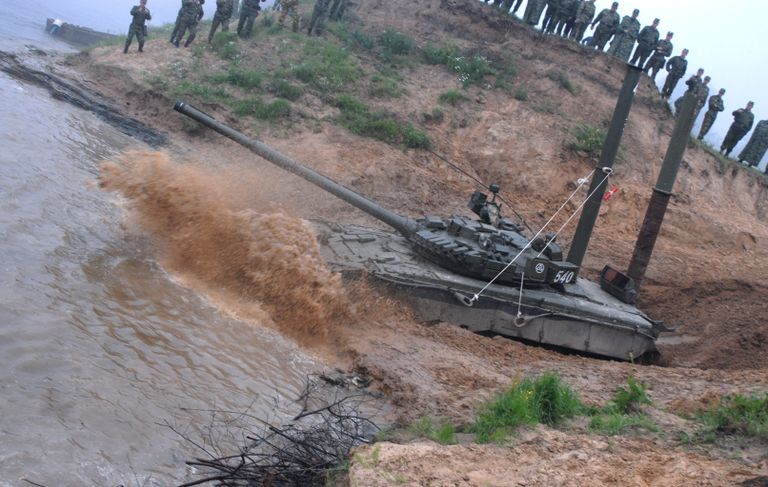 Танк Т-72 с оборудованием для подводного вождения танка (ОПВТ) во время учений по форсированию реки Клязьмы Танк Т-72 с оборудованием для подводного вождения танка (ОПВТ) во время учений по форсированию реки Клязьмы