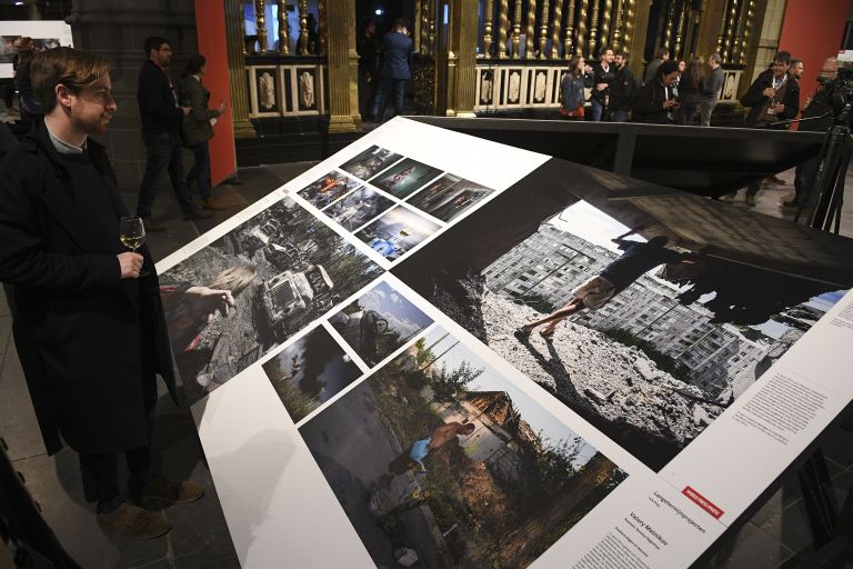 Посетители у стенда с работами фотокорреспондента МИА Россия сегодня Валерия Мельникова на открытии выставки победителей World Press Photo в Амстердаме Посетители у стенда с работами фотокорреспондента МИА Россия сегодня Валерия Мельникова на открытии выставки победителей World Press Photo в Амстердаме